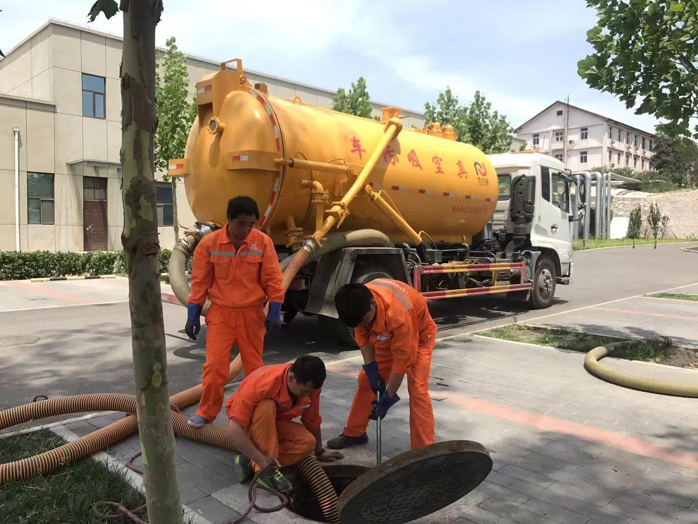 西流河镇管道疏通车停在窨井附近